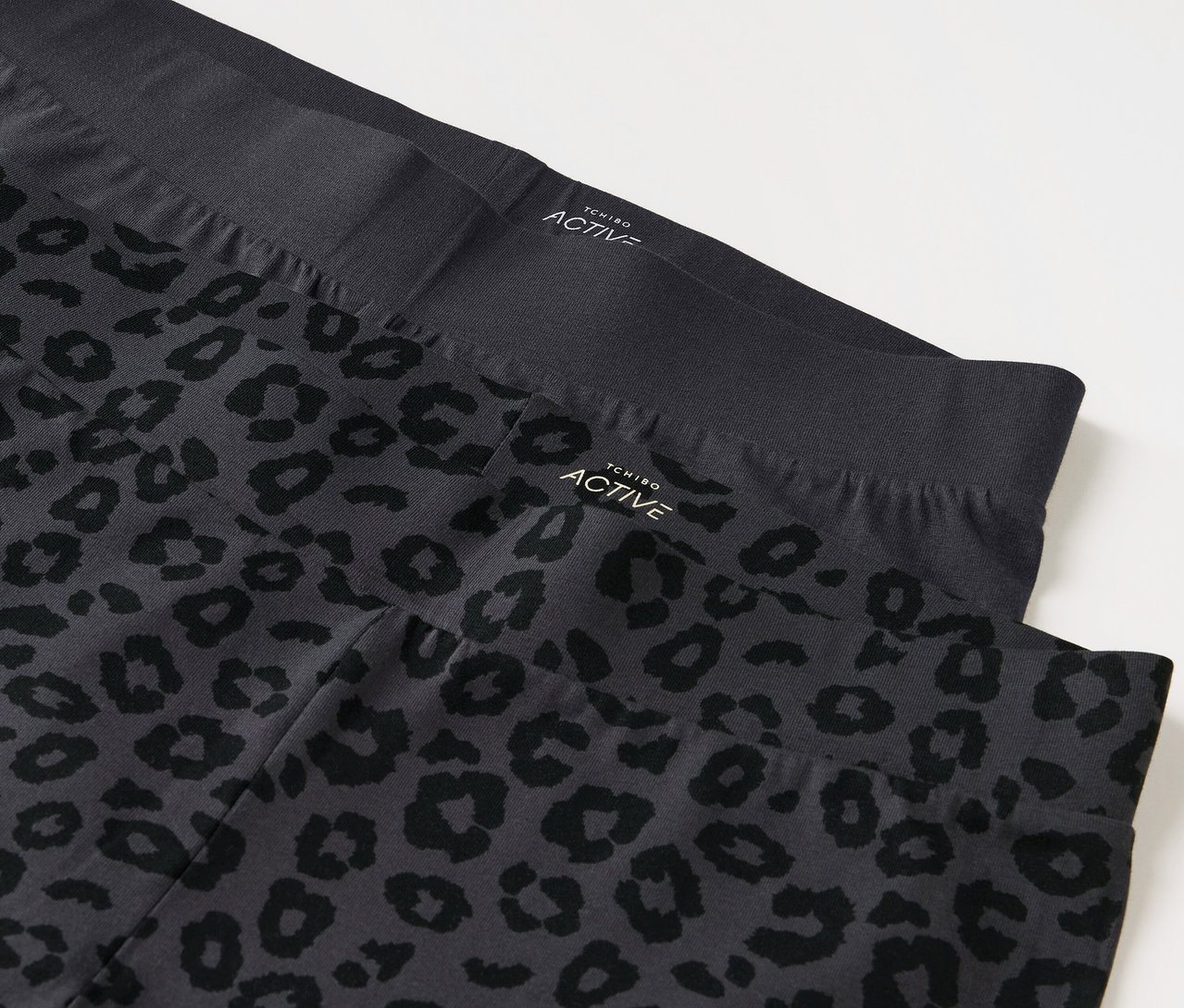 Két leggings, egy fekete és egy szürke állatmintával.
