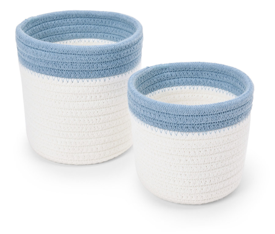 Két fehér fonott kosár kék szegéllyel.