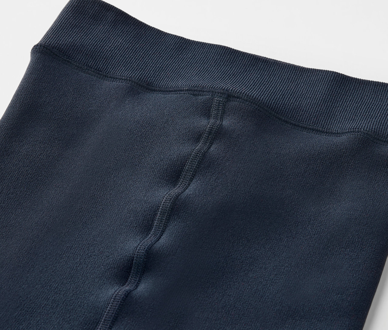 Kék leggings részlete elasztikus derékpánttal.