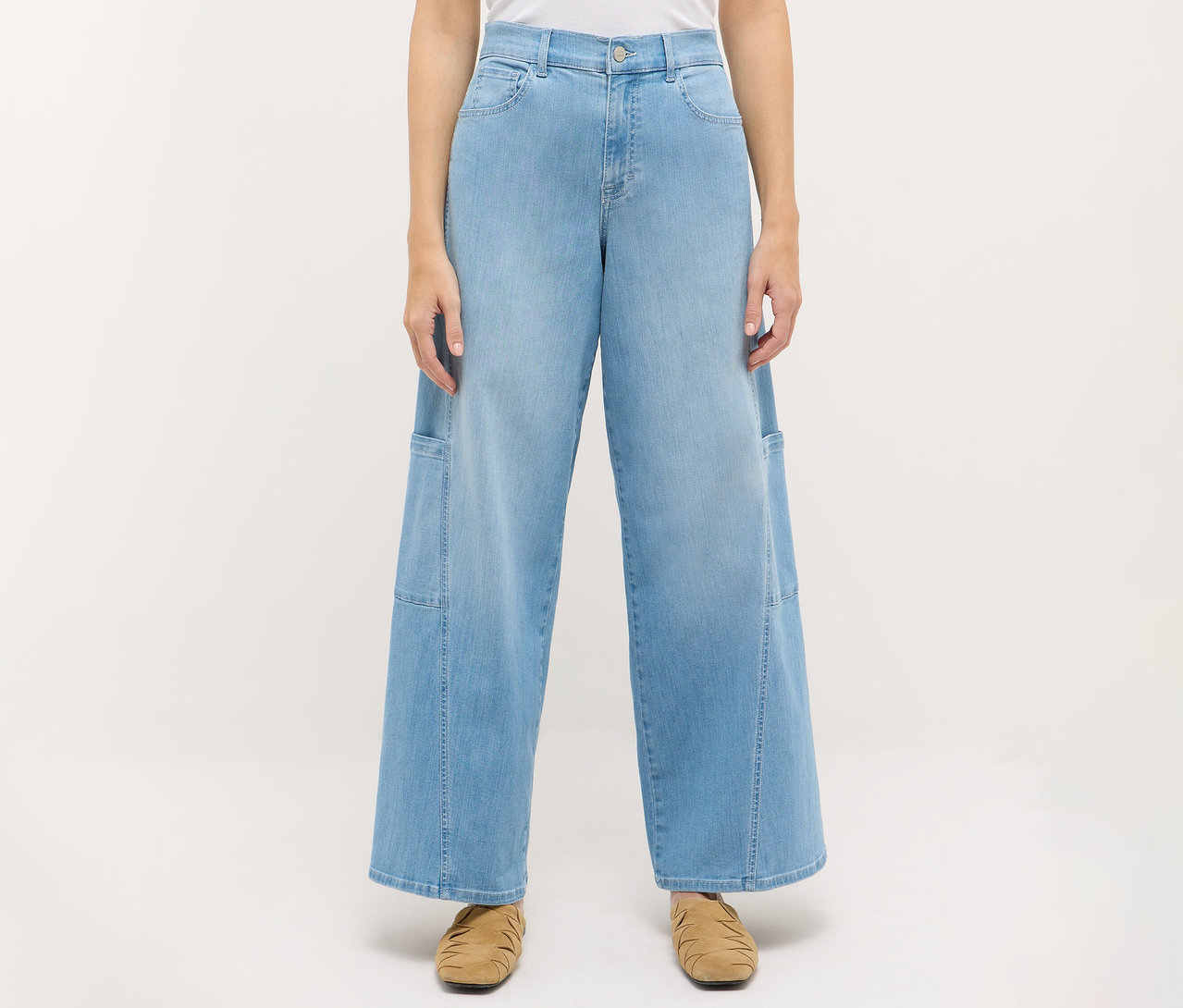 Egy személy Angels denim »Liva« bőszárú cargo farmernadrágot és barna cipőt visel.