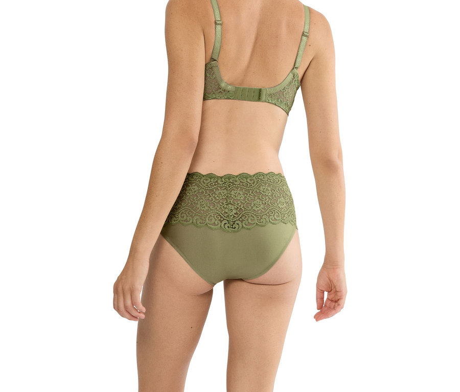 Hátulnézetből egy nő zöld melltartót és hozzá illő csipkés alsót visel.