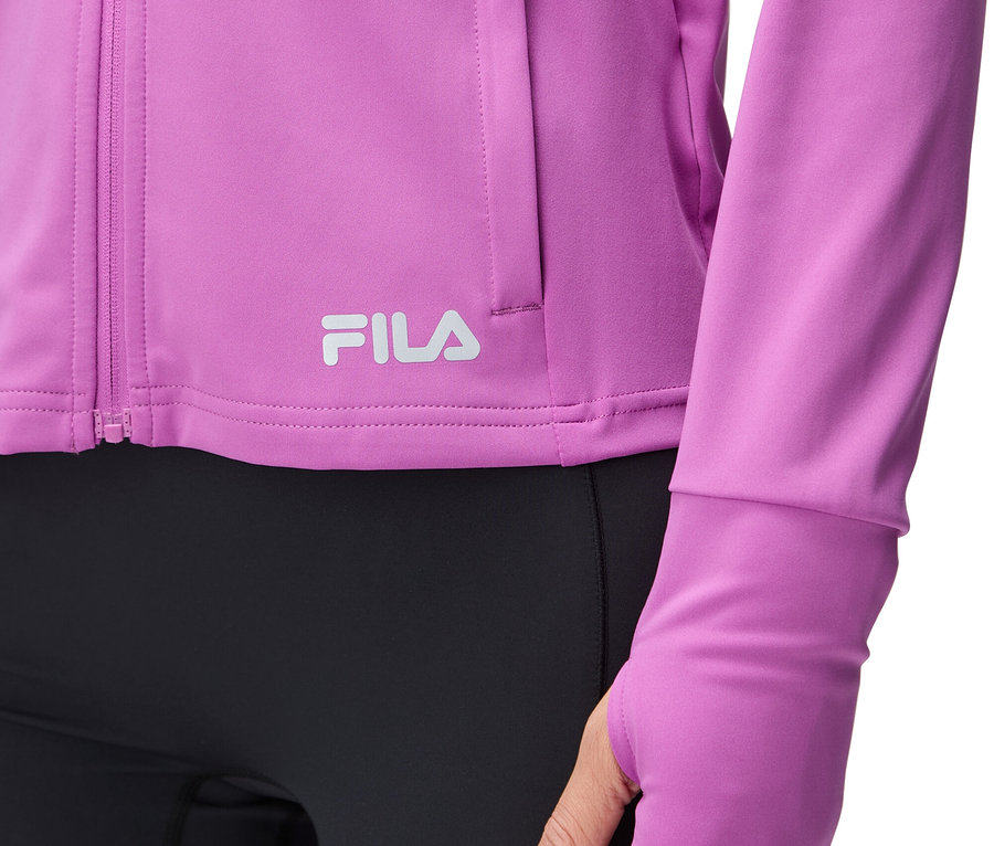 Közeli kép egy lila Fila kabátot viselő nőről, hüvelykujj-lyukakkal és fekete leggingsszel.