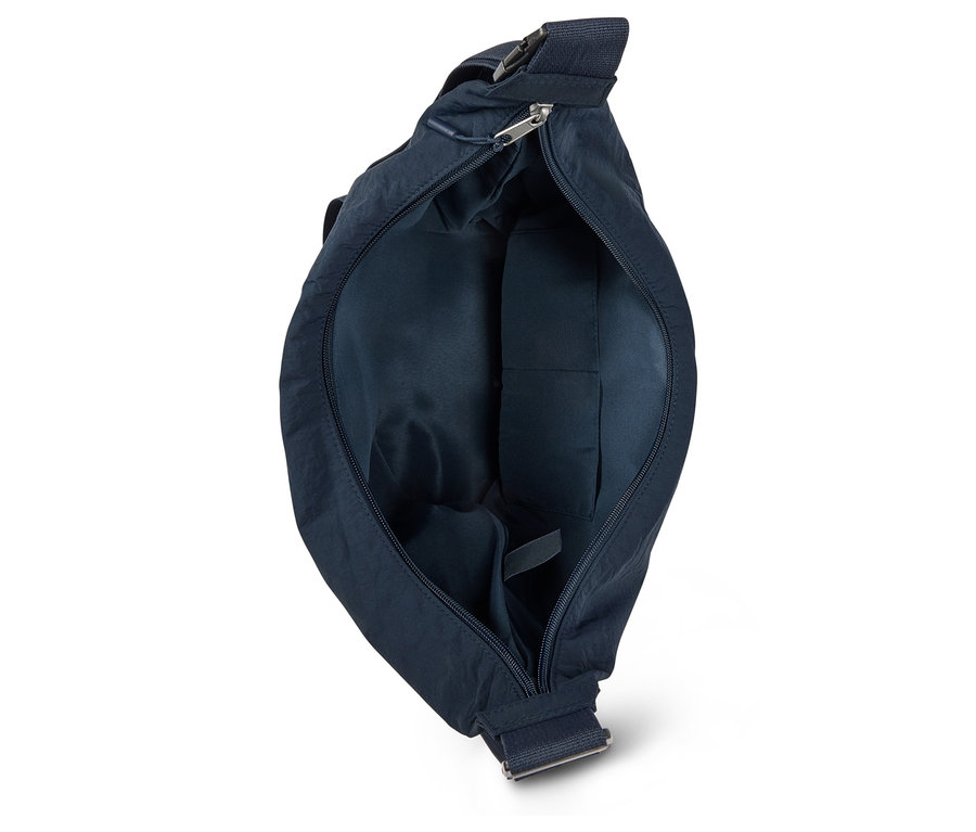 Nyitott tengerészkék válltáska, belsejébe betekintés.