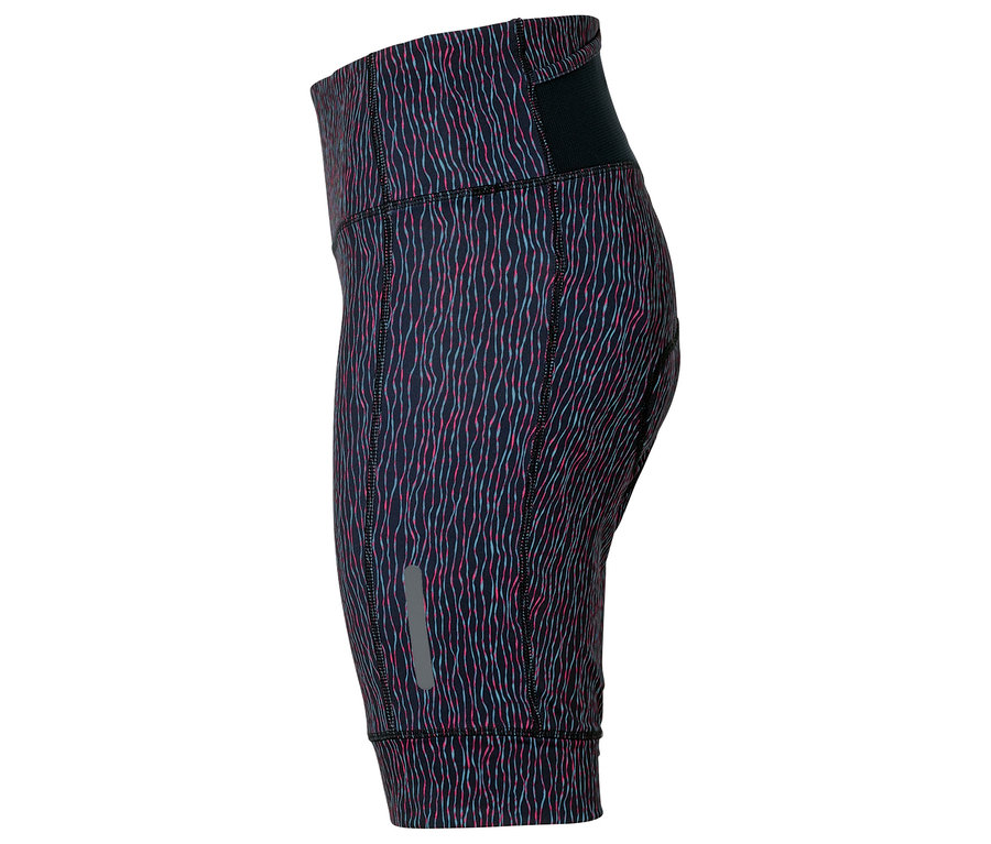 Egy sötét kerékpáros rövidnadrág közeli felvétele rózsaszín és türkiz csíkokkal.