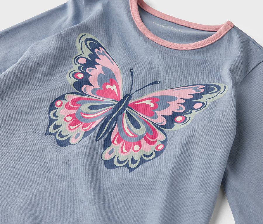 Kék, hosszú ujjú póló rózsaszín gallérral és pillangómintával.