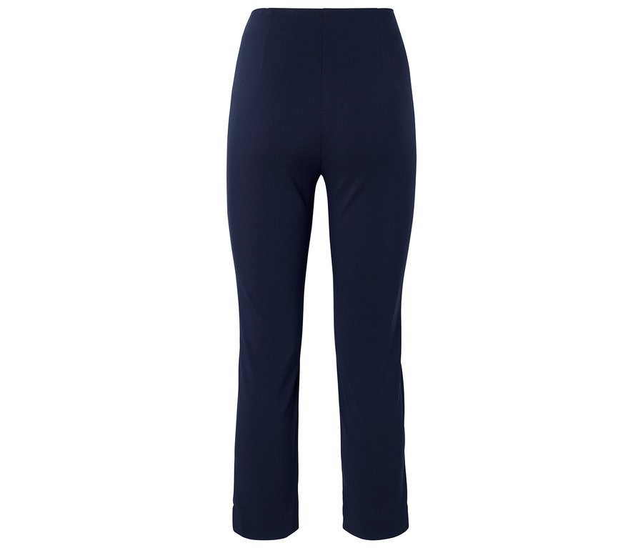 Egy sötétkék nadrág látható fehér háttér előtt.