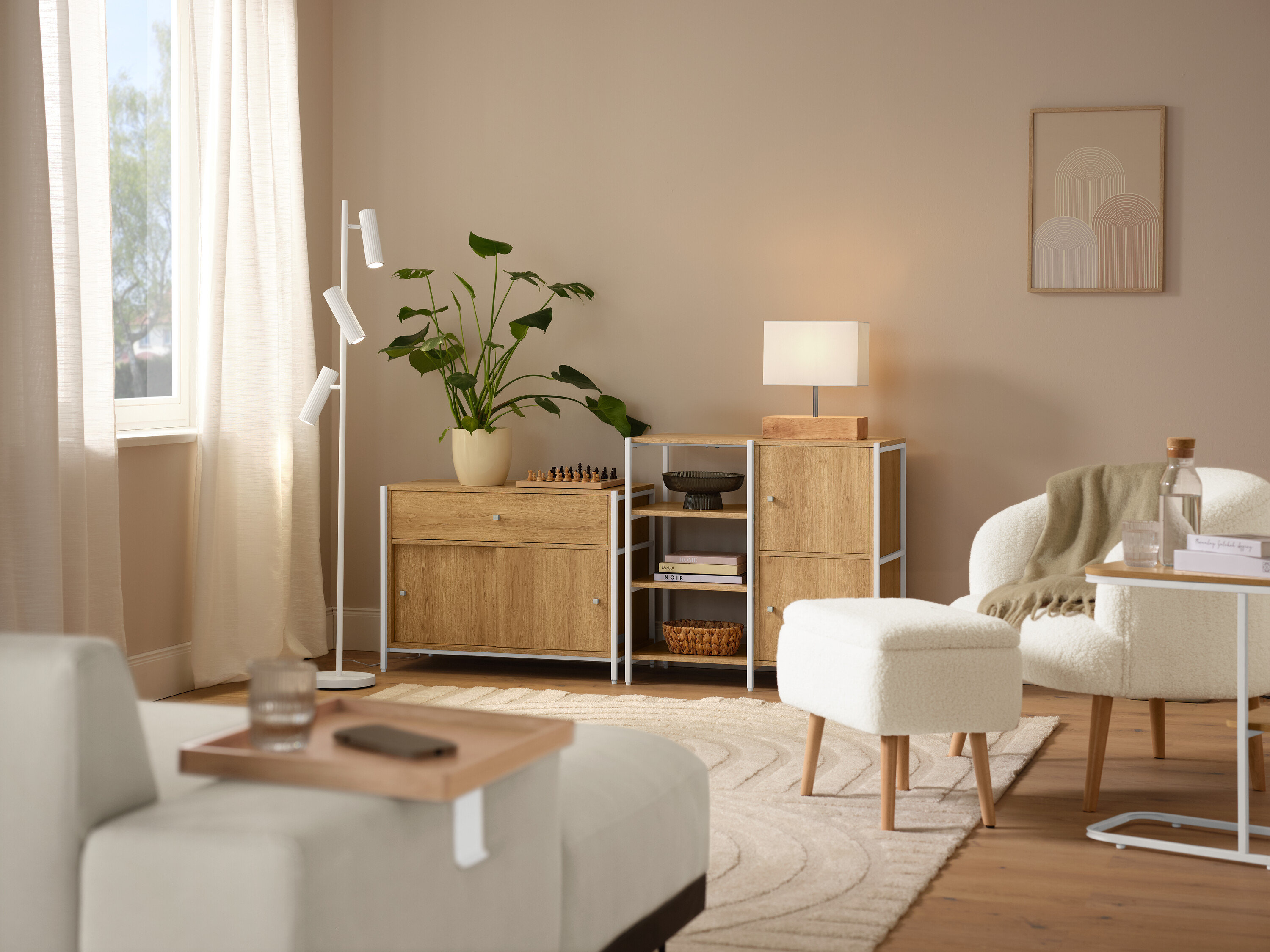 Lakberendezési jelenet bézs »Cosmo« szőnyeggel, buklé fotellel, fa lábakkal és LED-es asztali lámpával, fa talppal.