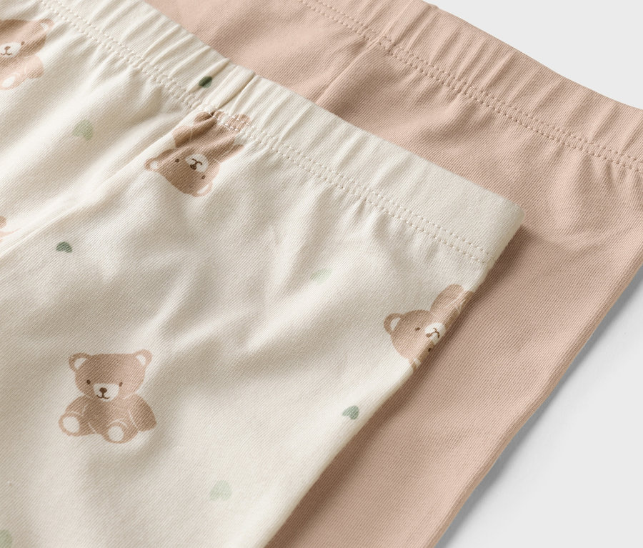 Két leggings közeli képe, az egyik bézs színű, macimintával, a másik egyszínű világosbarna.