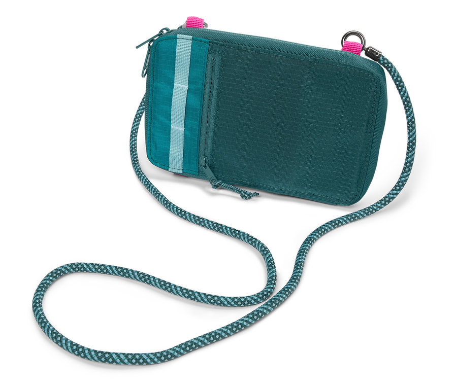 Egy zöld crossbody pénztárca kékeszöld kötélpánttal fehér háttéren fekszik.