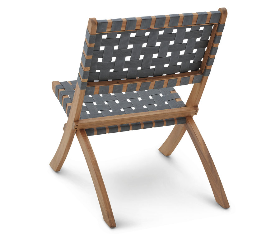 Hátulnézet egy fából készült összecsukható székről, szürke szövött ülőfelülettel.