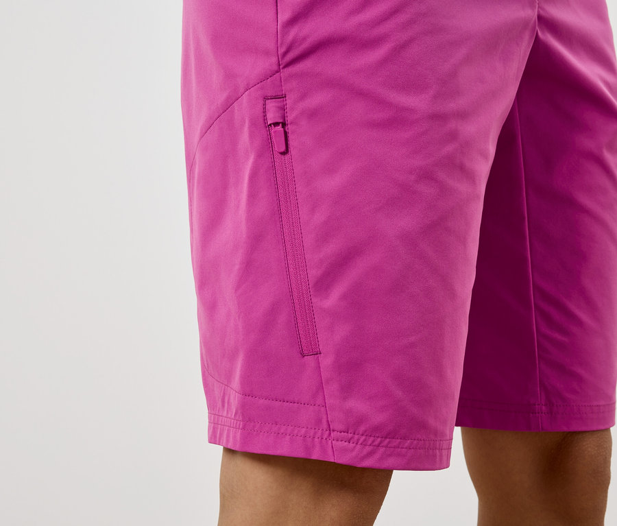 Nagyítás egy cipzáros zsebű rózsaszín rövidnadrágról.