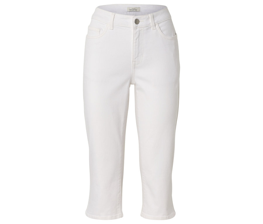 Világos, bokáig érő farmernadrág fekszik egy fehér háttéren.