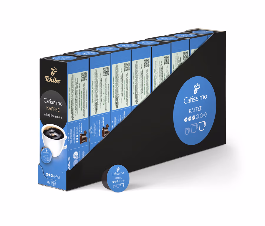 Sorban álló Cafissimo Kaffee mild csomagok. Elöl egy kapszula.