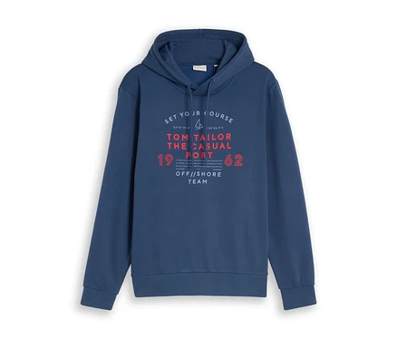 Sötétkék Tom Tailor kapucnis szabadidőfelső, elöl grafikus mintával, amelyen „SET YOUR COURSE”, „TOM TAILOR THE CASUAL PORT”, „OFF//SHORE TEAM” feliratok, valamint „19” és „62” számok láthatók fehér és piros színben.