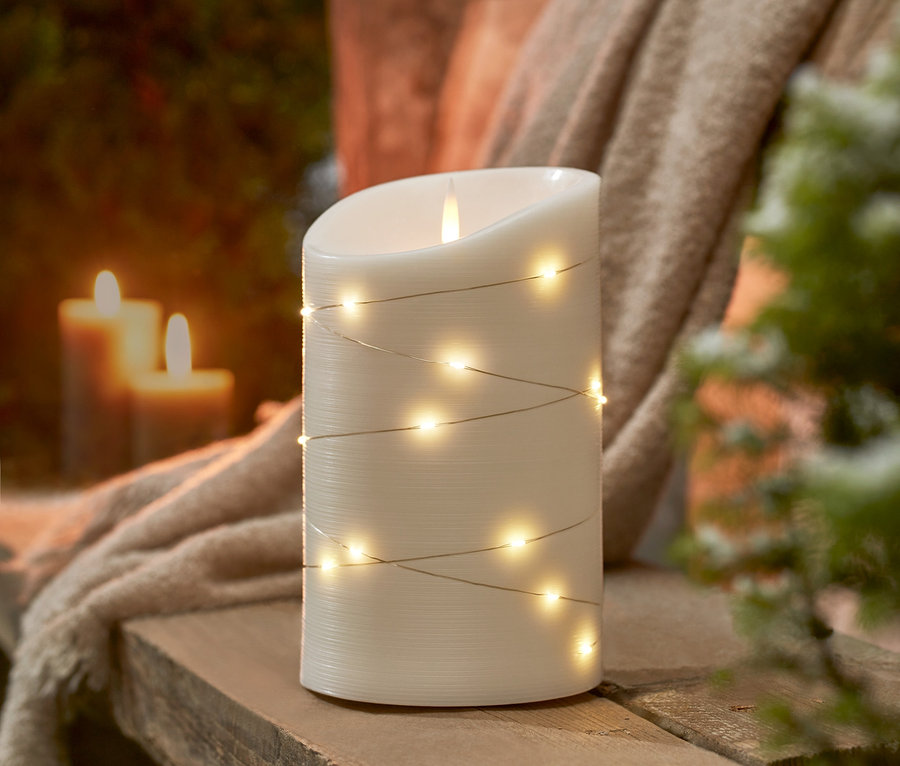 XL LED-es valódi viaszgyertya kültéri használatra, fa padon.