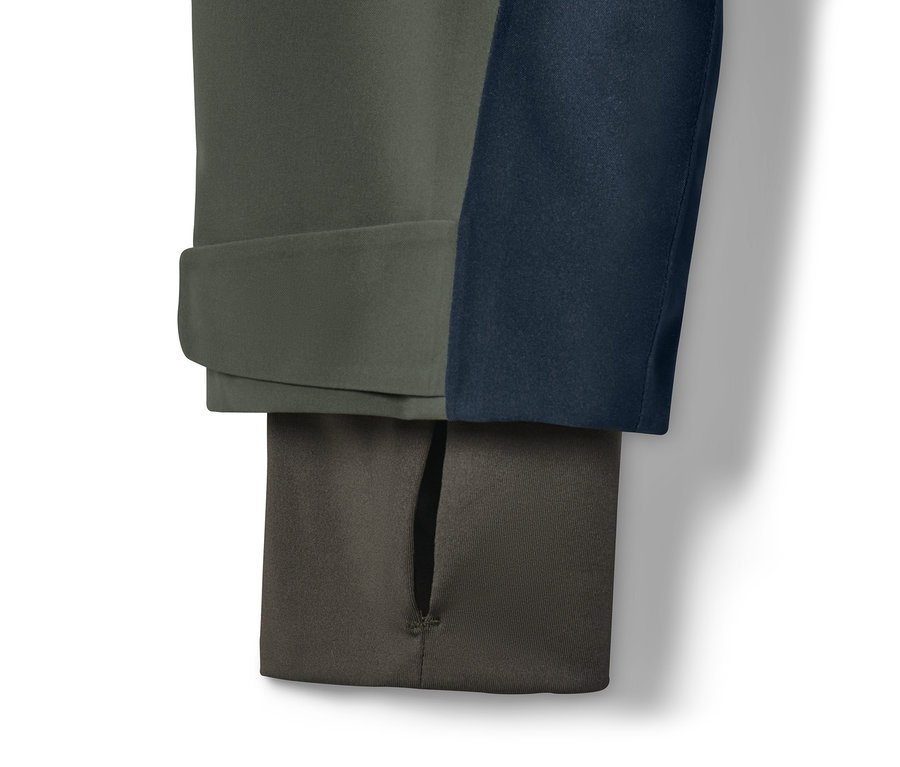 Egy khaki síkabát részlete.