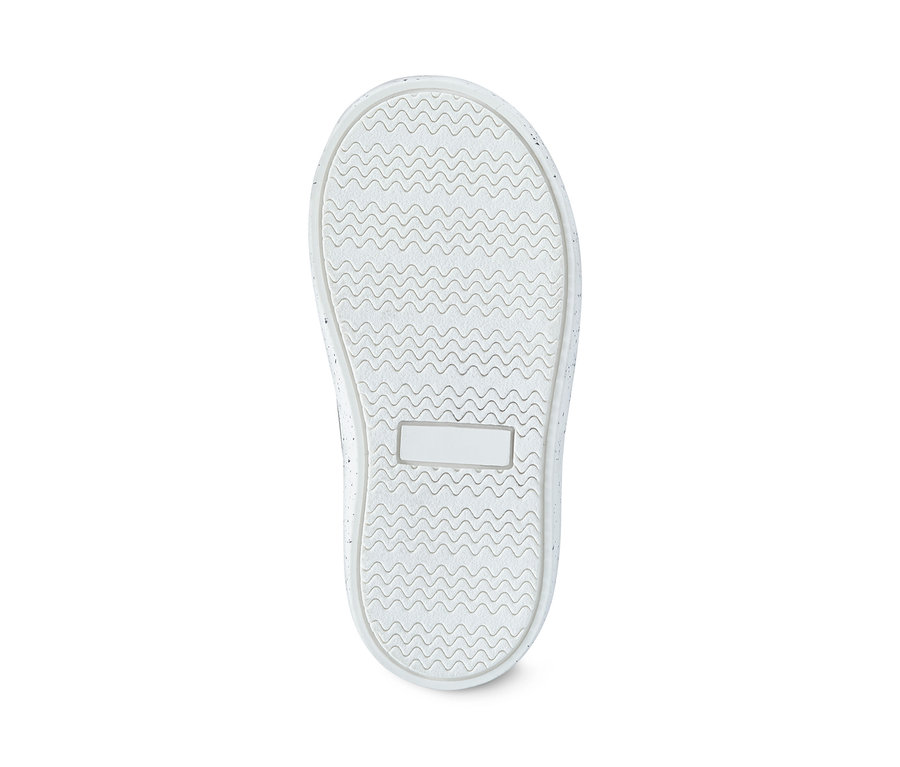 Egy sneaker cipő fehér talpának részlete.