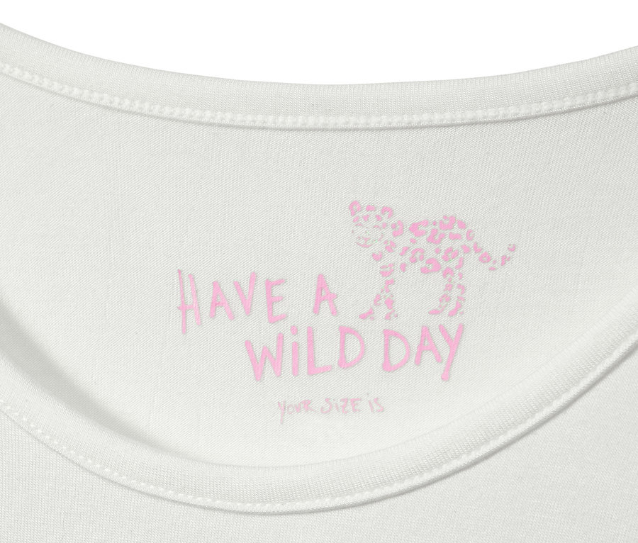 Egy fehér póló részlete, rajta a "HAVE A WILD DAY" felirat és egy gepárd képe. Kislány póló.