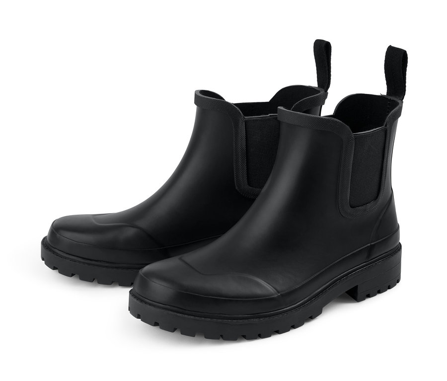 Két fekete gumi bokacsizma.