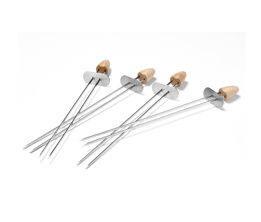 Négy sasliknyárs fa nyéllel és ezüst színű fémheggyel.