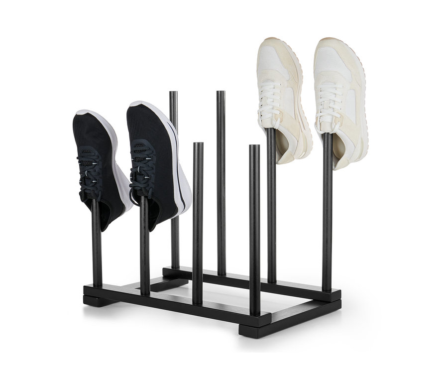 Két pár cipő egy fekete csizmatartón.
