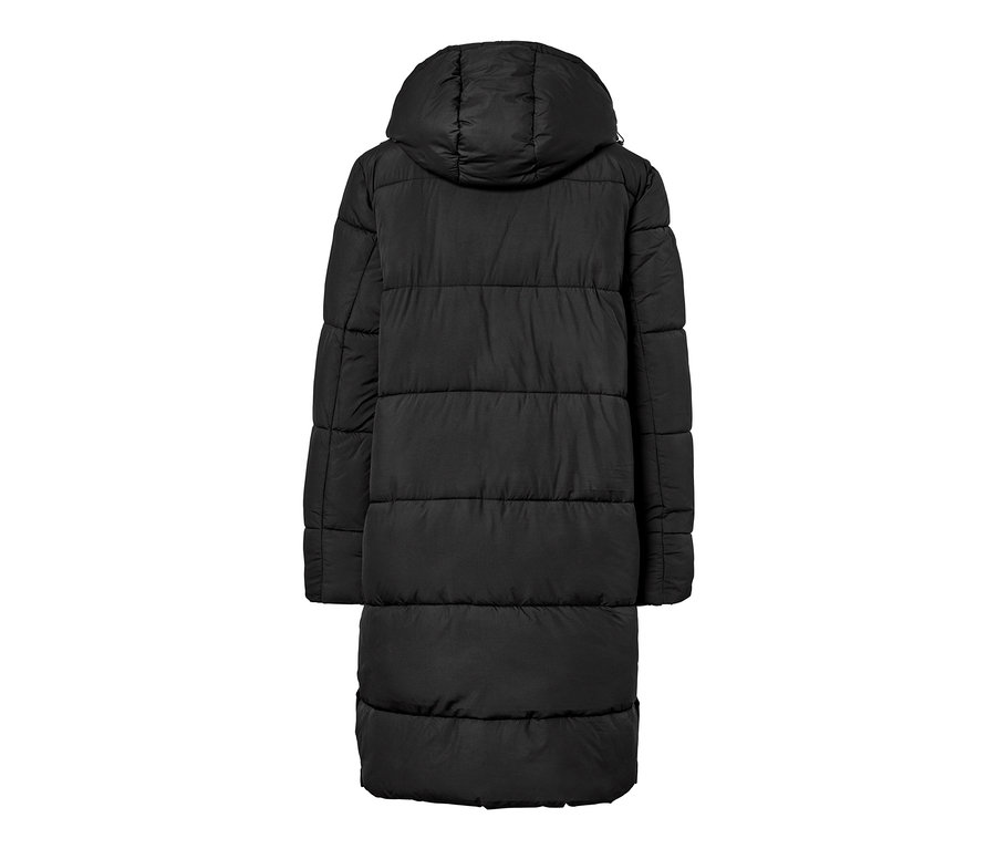 Nagyított kép egy fekete, steppelt, kapucnis kabátról.