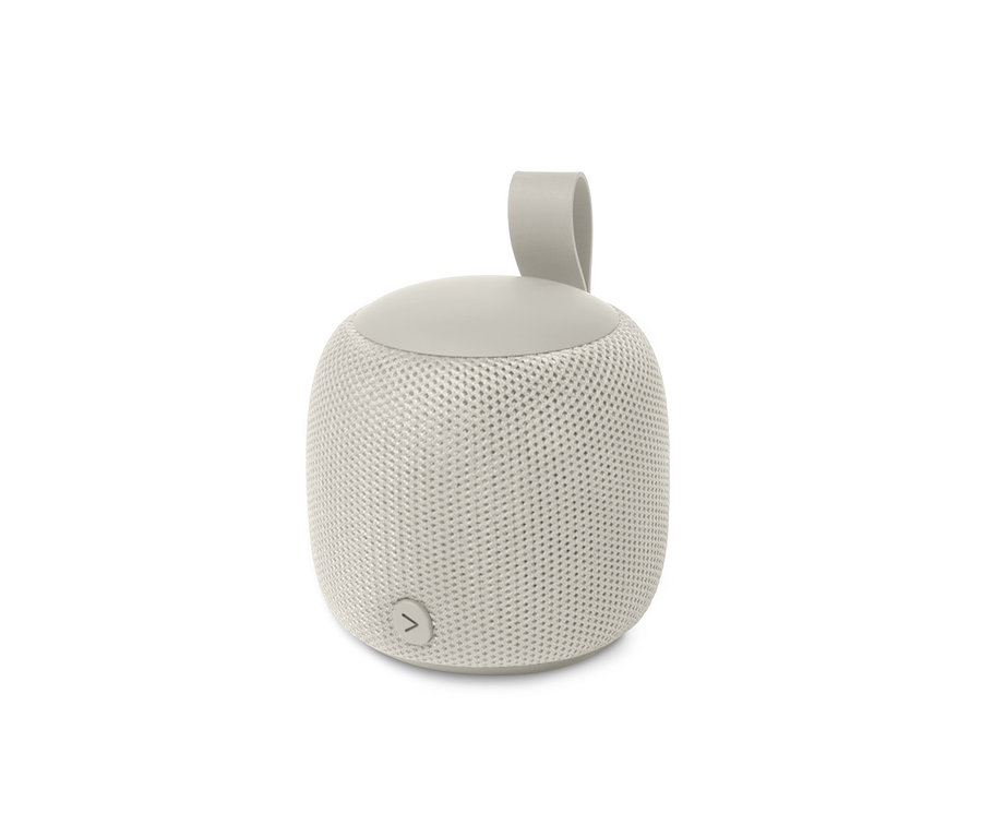 Egy szürke, kicsi Fabric Bluetooth® hangszóró fehér háttérrel.