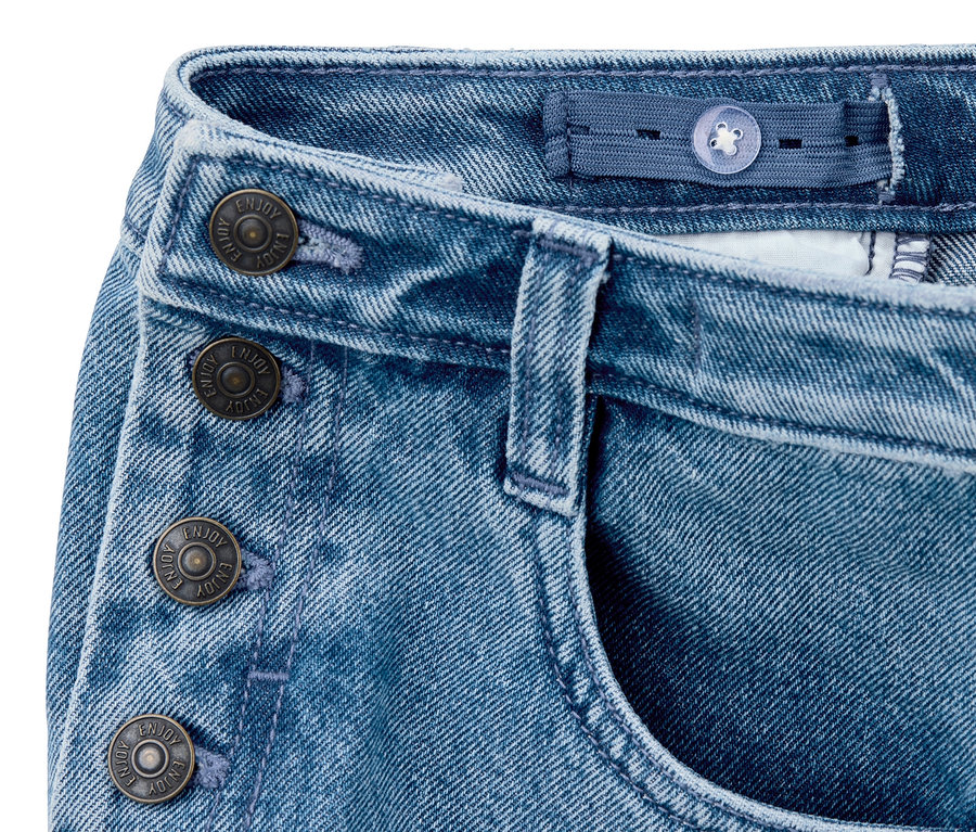 Egy farmer szoknya részlete gombokkal és zsebbel.