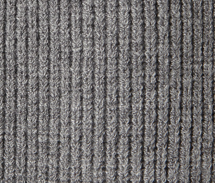 Szürke, kötött női kardigán részletgazdag textúrája.
