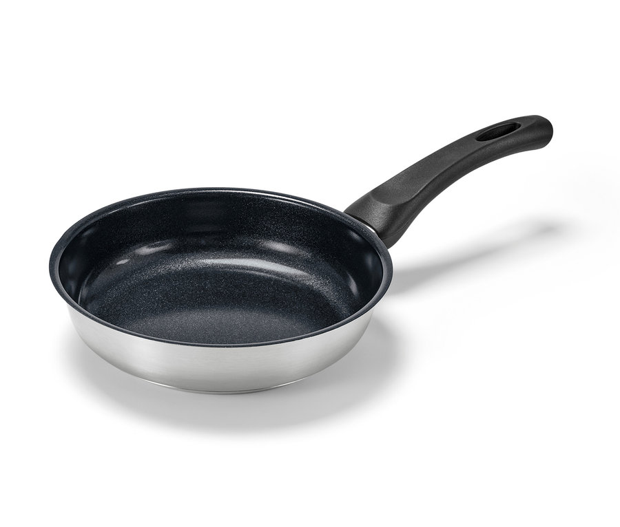 Egy kb. 20 cm átmérőjű, kiváló minőségű kerámia bevonattal ellátott nemesacél serpenyő.