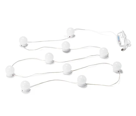 Egy LED-es USB fényfüzér fehér háttéren.
