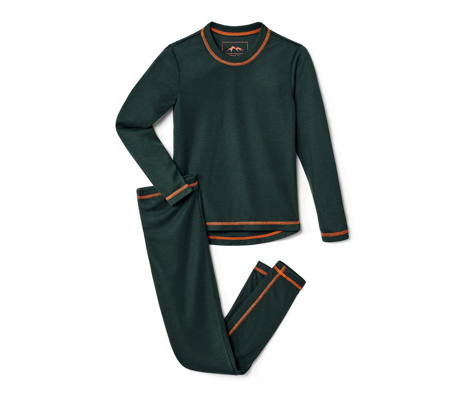 Sötétzöld gyerek funkcionális aláöltözet narancssárga varrással, fehér háttérrel.