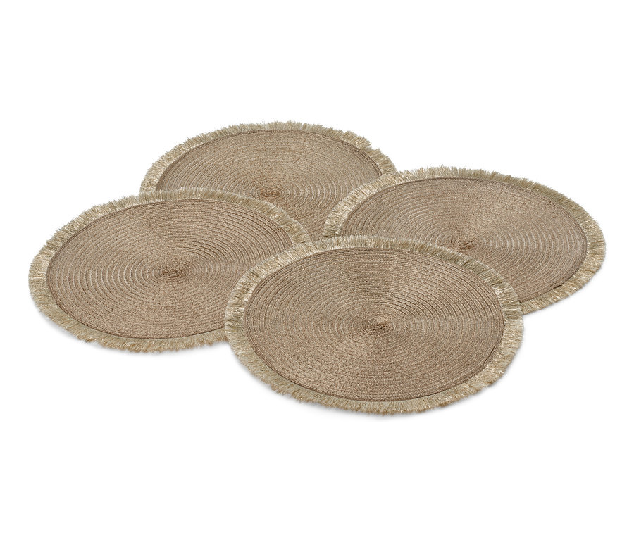 Négy aranyszínű tányéralátét.