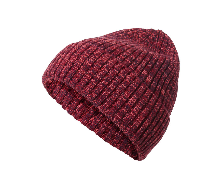 Egy bordó-lila kötött sapka közelképe.