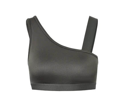 Egyetlen vállpánttal rendelkező, olívazöld bustier sportmelltartó részlete.