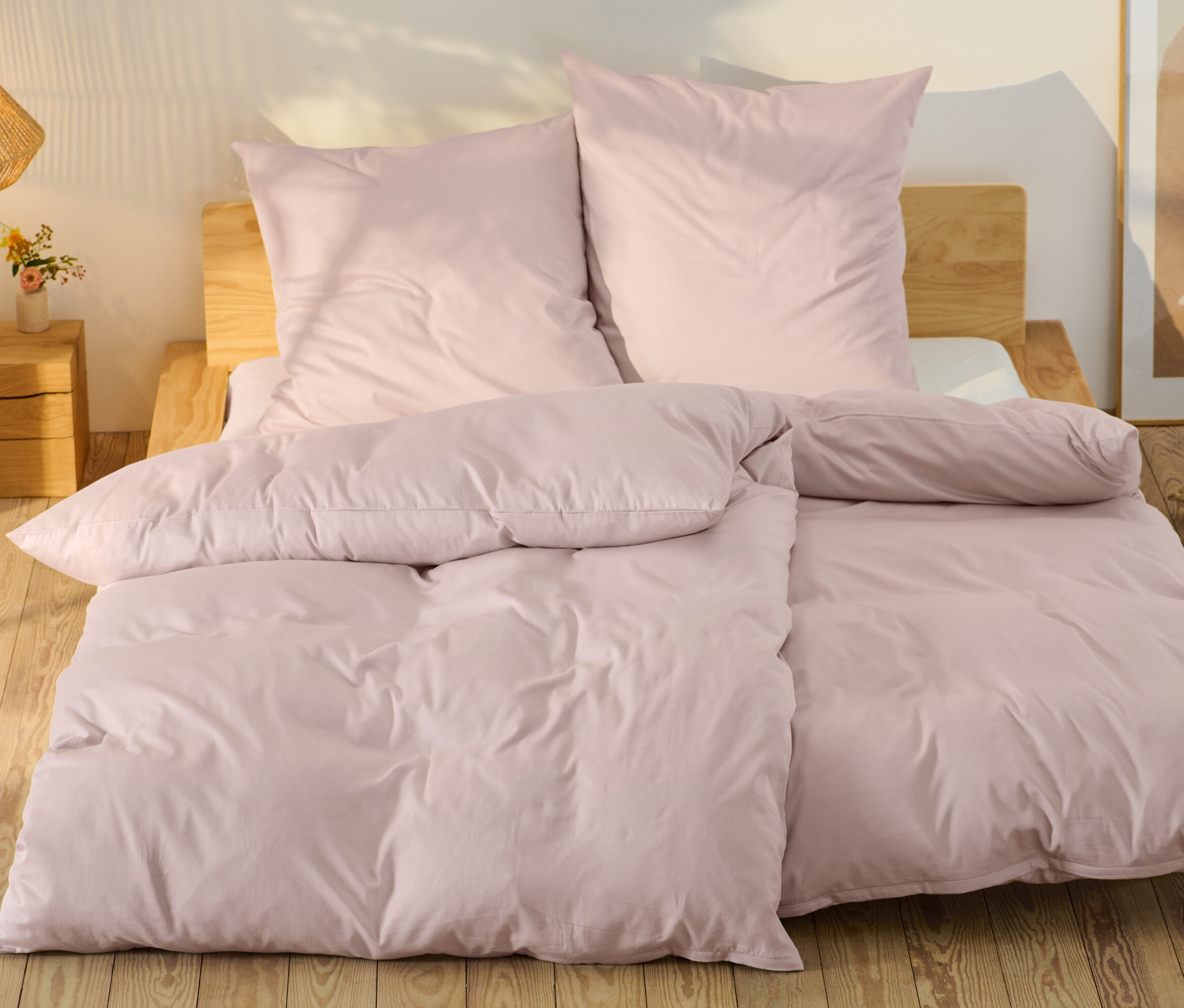 Rózsaszín pamutszatén ágynemű normál és extra méretben egy ágyon.