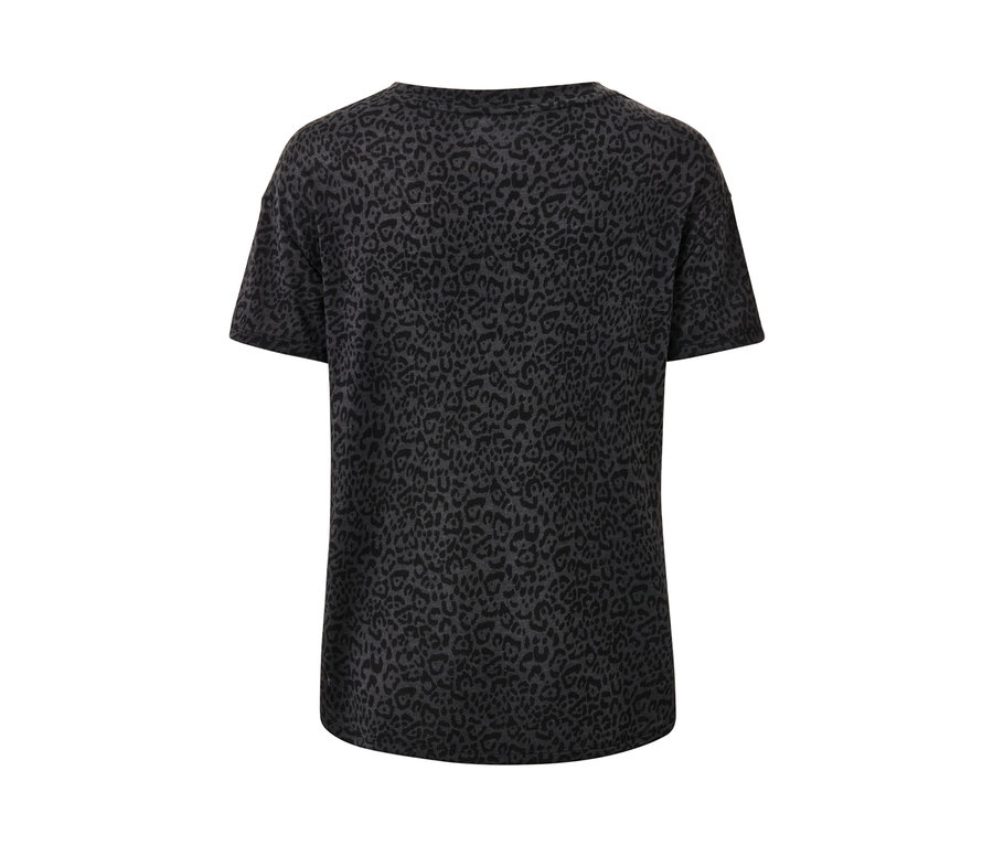 Egy antracit színű, leopárdmintás női sportfelső részletfotója.