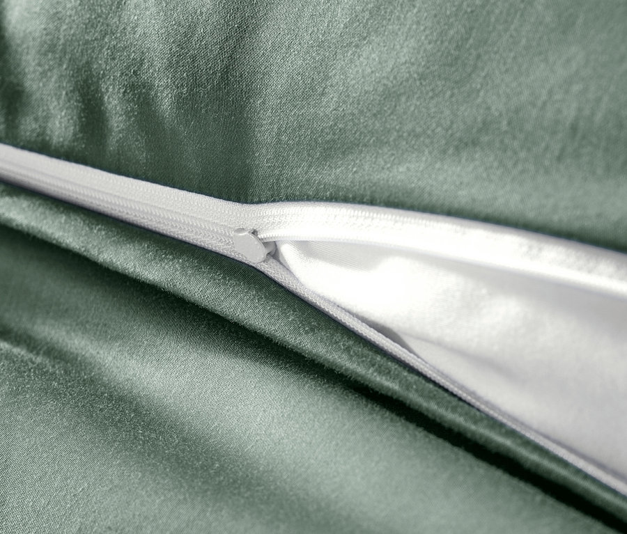 Zöld pamutszatén ágynemű részlete cipzárral.