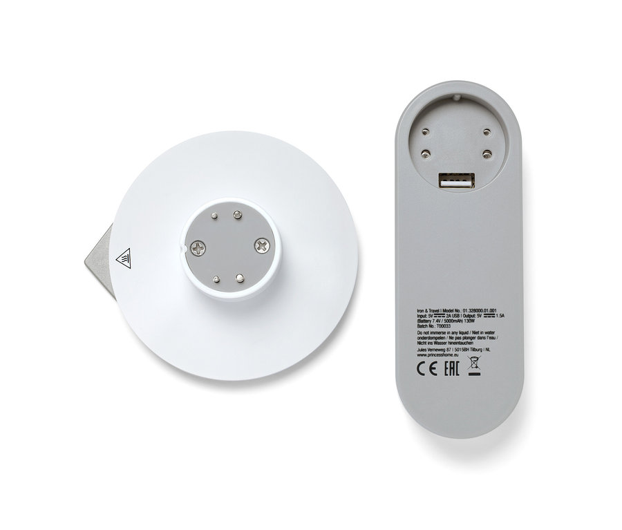 Akkumulátoros vasaló és külső akkumulátor részlete fehér háttérrel.