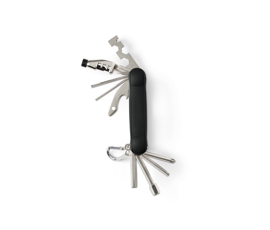 Kinyitott multifunkcionális kerékpáros szerszám fekete markolattal és ezüstszínű eszközökkel.