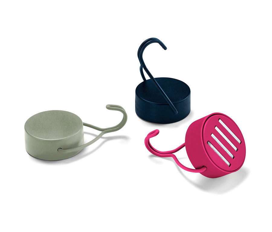 Három mágneses akasztó zöld, sötétkék és rózsaszín színben, fehér háttéren.