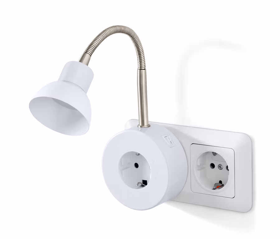 Egy fehér LED forgatható lámpa van bedugva egy fehér fali aljzatba.