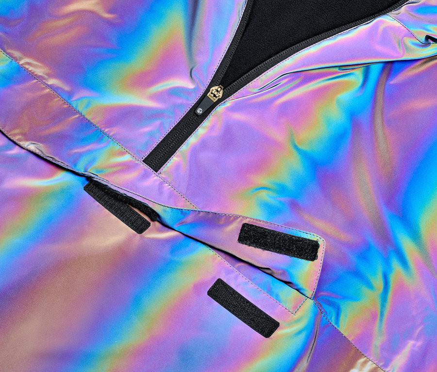 A Férfi fényvisszaverős széldzseki, színes részlete, fekete cipzárral és tépőzárakkal.