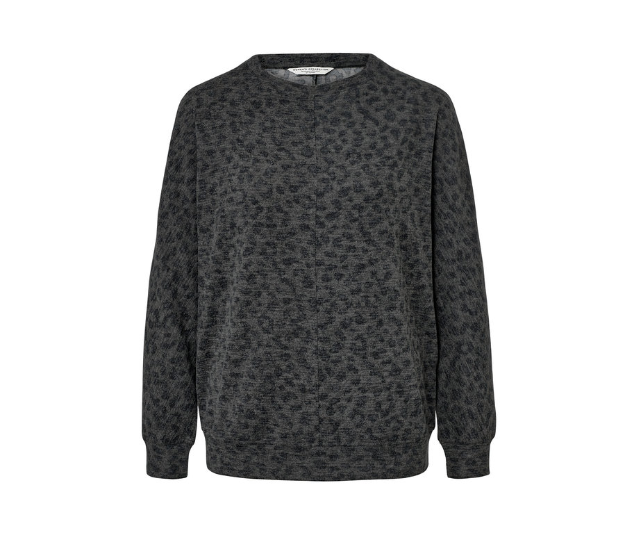 Egy szürke, leopárdmintás denevérujjú felső fehér háttérrel.