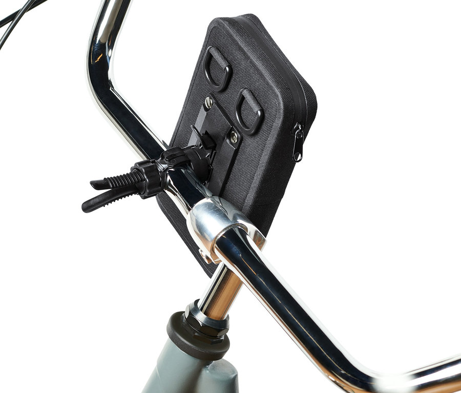 Egy fekete 2 az 1-ben okostelefon-táska van rögzítve egy kerékpár kormányára.