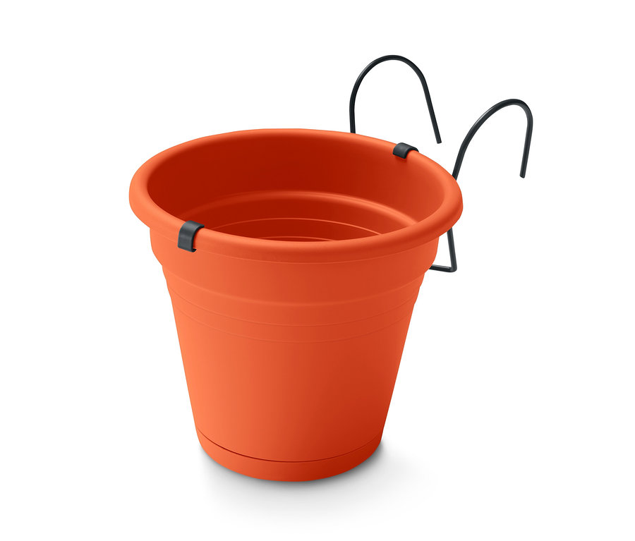 Narancssárga, felakasztható virágtartó fekete fém tartóval.