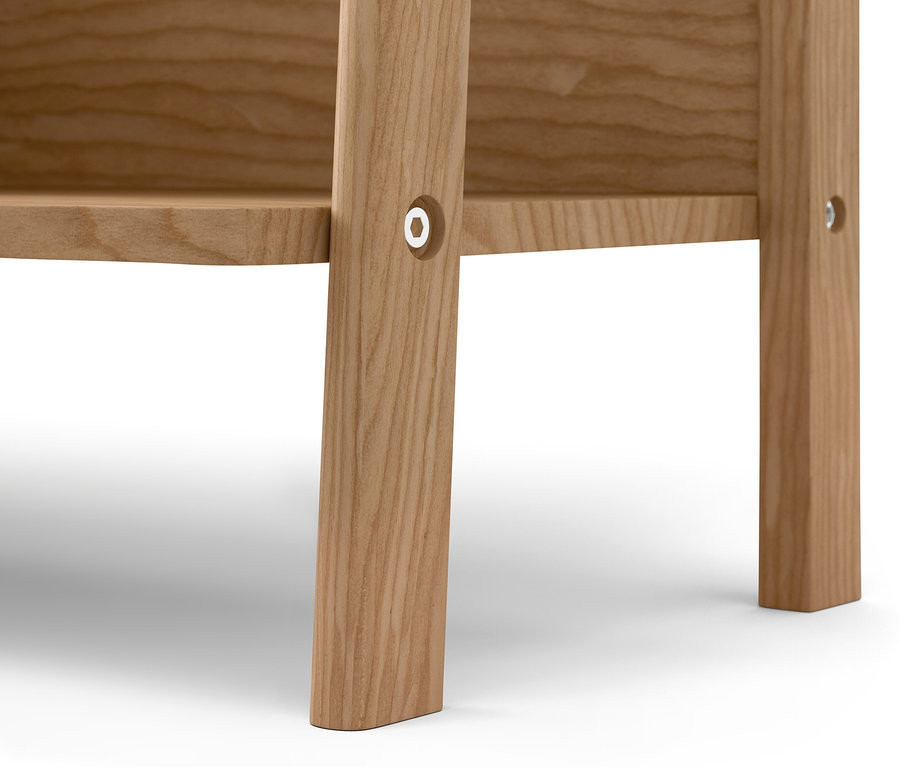 Egy tömörfa komód részlete látható kötésekkel.