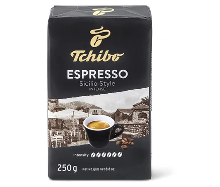 Egy csomag Tchibo Espresso Sicilia Style 250g szemes kávé. A csomagoláson egy csésze eszpresszó és egy szicíliai kávézó képe látható.