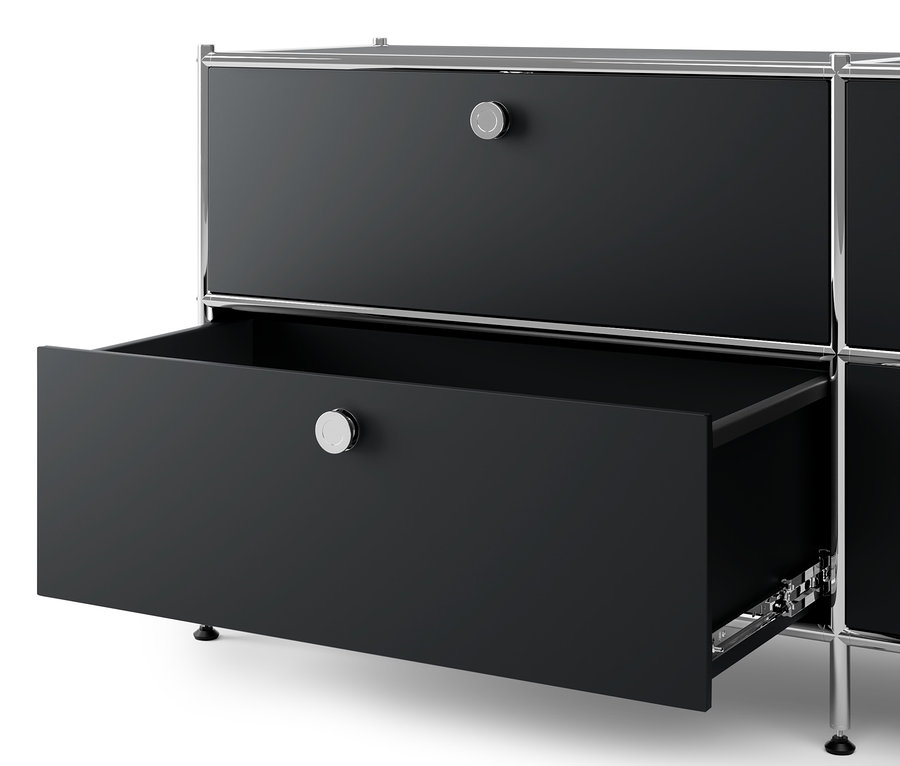 Egy fekete »CN3« fém komód részlete 3 fiókkal, az egyik fiók nyitva.