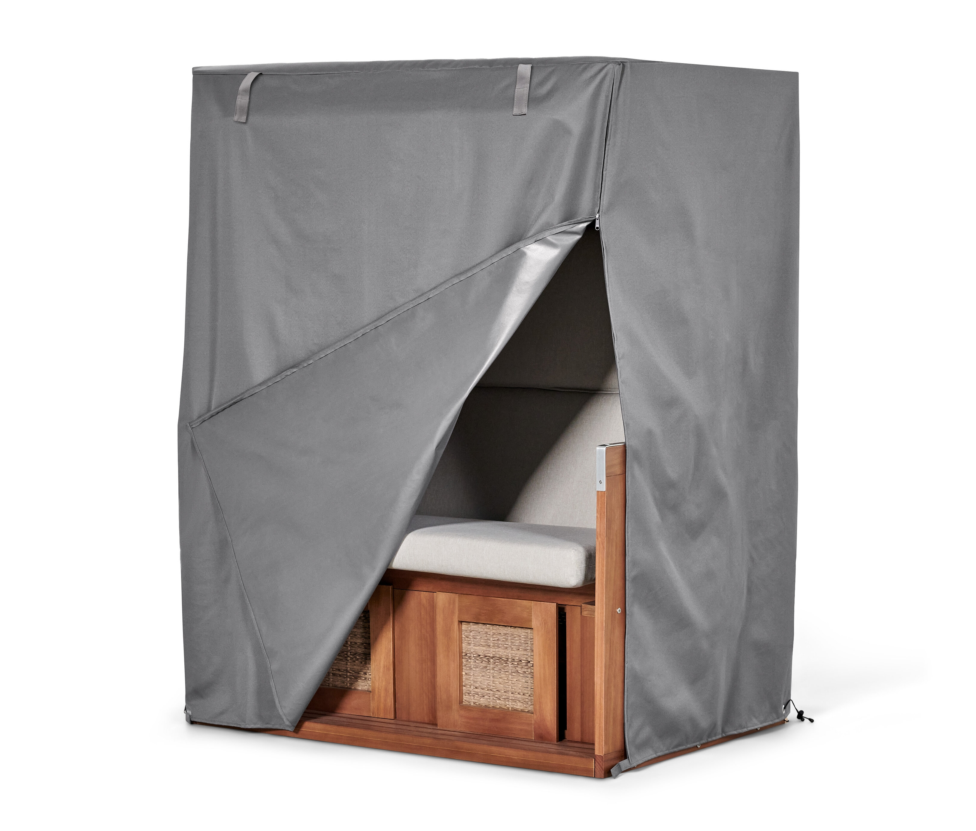 Egy strandszék részben nyitott, szürke, prémium XXL takaróval van letakarva.